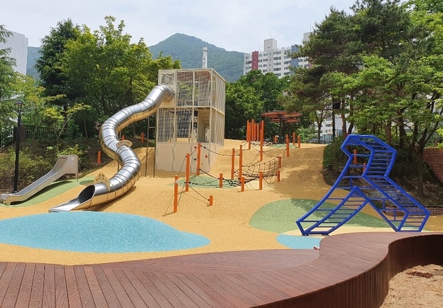 ▲ 삼주어린이공원에 언덕 위 긴 미끄럼틀과 ㅅ모형 정글짐이 설치 장면.ⓒ수성구