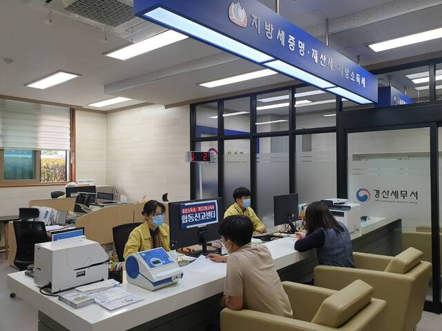 ▲ 청도군(군수 이승율)은 3일 납세자 부담을 덜어주기 위해 경산세무서와 합동으로 ‘종합소득세‧개인지방소득세 합동신고센터’를 군청 재무과 국세지방세통합민원실에서 운영한다.ⓒ청도군