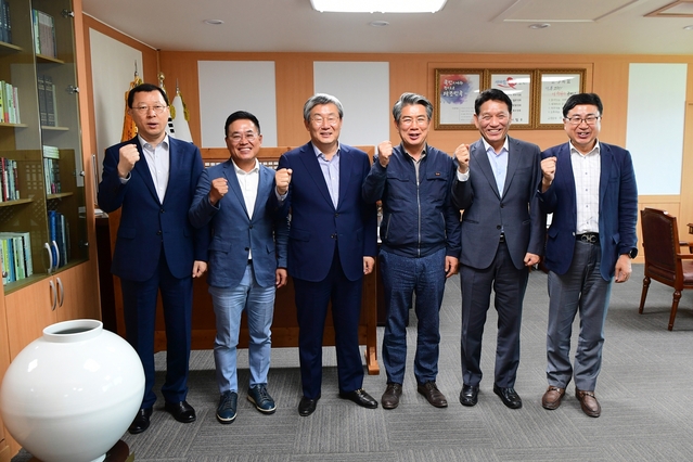 ▲ 경상북도문화관광공사 김성조 사장(왼쪽 네번째)이 지난 2일 고령군을 방문해 포스트코로나 고령군 관광활성화를 위한 간담회를 가졌다.ⓒ고령군