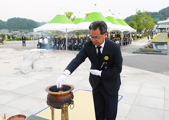 ▲ 영양군은 제65회 현충일 추념식을 축소 개최한다. 사진은 지난해 추념식.ⓒ영양군