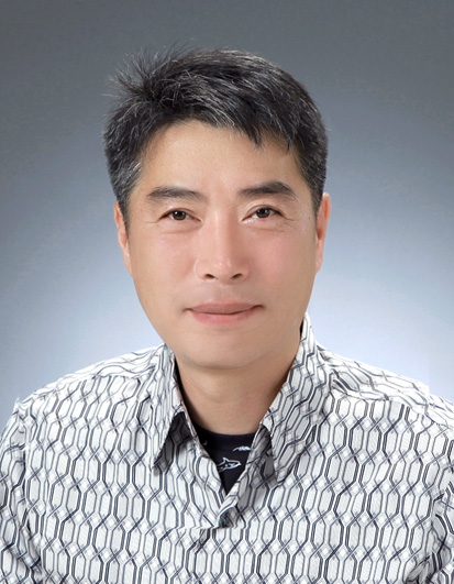 ▲ 전복된 차량에서 운전자를 구한 최철호 씨 ⓒLG