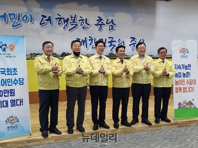 ▲ 양승조 지사와 노박래 서천군수 등 기초단체장들이 충남농어민수당 인상 지급을 축하하고 있다.ⓒ김정원 기자