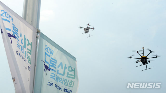 ▲ 지난해 전주에서 열린 드론산업박람회에서 비행하는 드론들. ⓒ뉴시스. 무단전재 및 재배포 금지.