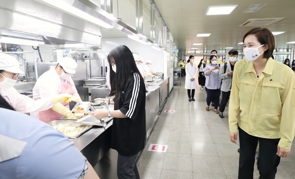 ▲ 유은혜 교육부총리가 4일 충북 청주시 청원구 오송읍 오송고등학교를 방문해 등교 수업 후 애로 사항을 청취했다.ⓒ충북도교육청