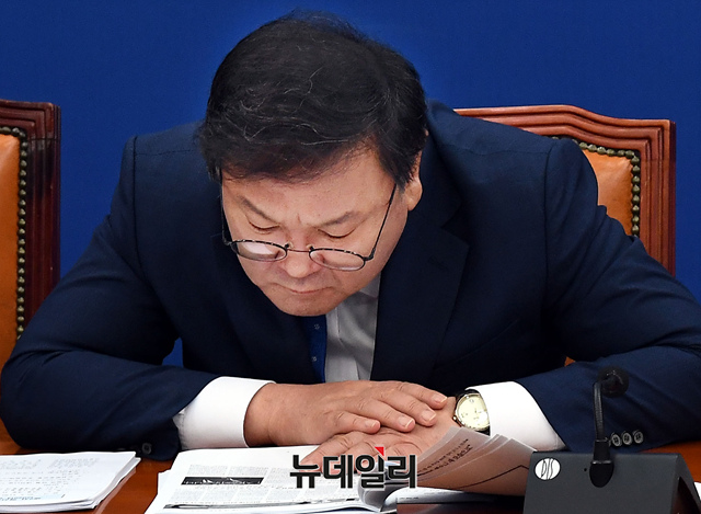 ▲ 김태년 더불어민주당 원내대표가 4일 오전 국회에서 열린 당 정책조정회의에서 자료를 보고 있다. ⓒ이종현 기자