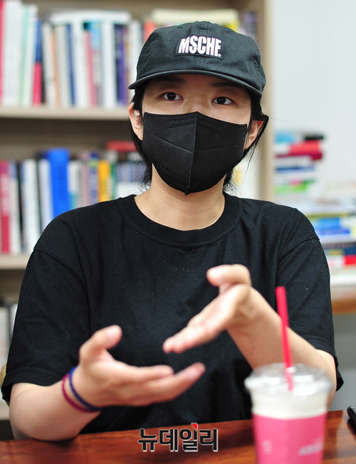 ▲ 필명 '검은우산'. 27살 여성으로 친구와 함께 창업을 준비하고 있다고 했다.ⓒ정상윤 기자