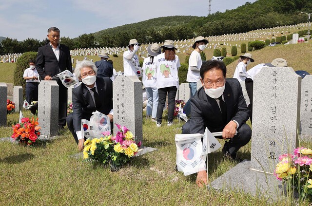 ▲ 김태오 DGB대구은행장(왼쪽)과 최기문 영천시장이 지난 3일 묘역정비 봉사활동을 하고 있다.ⓒDGB대구은행