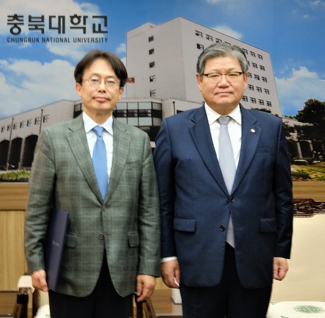 ▲ 전달영 충북대 대학원장이 4일 임명장을 받은 뒤 김수갑 충북대 총장과 기념촬영을 하고 있다.ⓒ충북대