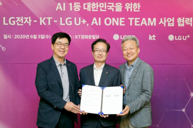 ▲ 왼쪽부터 박일평 LG전자 CTO, 전홍범 KT AI/DX융합사업부문장, 이상민 LG유플러스 FC부문장이 AI 업무협약을 체결하는 모습 ⓒKT