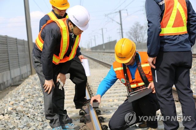 ▲ 고속철도 전용구간 선로 점검.ⓒ연합뉴스