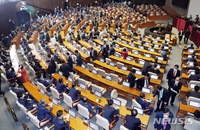 ▲ 미래통합당 의원들이 5일 21대 국회 첫 본회의에서 항의 후 퇴장하고 있다. ⓒ뉴시스