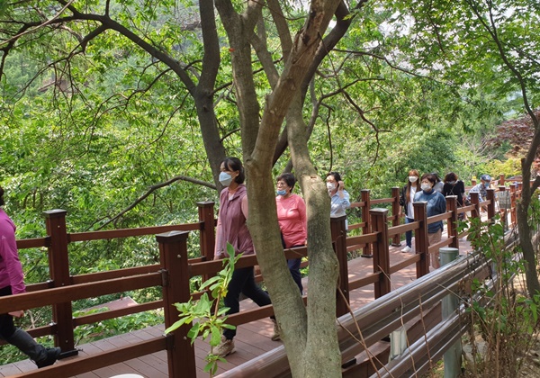 ▲ 충북 증평군이 5일 좌구산 ‘숲 명상의 집’에서 관리사무소를 거쳐 ‘병영하우스’에 이르는 1km 구간의 숲길을 개방한다고 밝혔다.ⓒ증평군