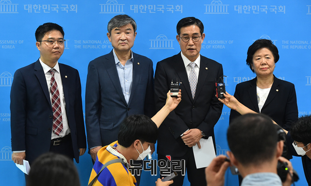 ▲ 미래통합당 (왼쪽부터) 지성호·조태용·신원식·서정숙 의원이 5일 오후 국회 소통관에서 기자회견을 갖고 '김여정 하명법' 관련 기자회견을 마치고 기자들의 질문에 답하고 있다. ⓒ이종현 기자