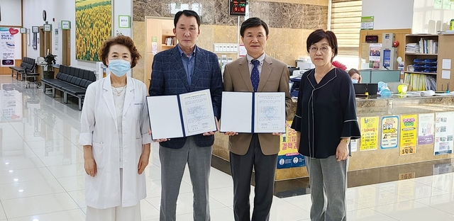▲ 의성제일요양병원과 영진사이버대가 5일 산학협력을 위한 협약을 체결했다. 사진은 이 병원 장윤영 이사장과 차보현 영진사이버대 학사지원처장(왼쪽 두 번째부터) 등 관계자들이 기념촬영을 하고 있다.ⓒ영진사이버대
