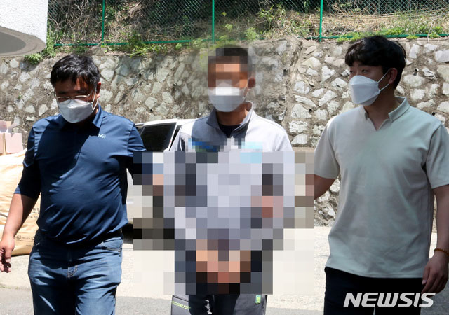 ▲ 태안 해경 추적팀에 검거된, 5월 23일 밀입국 중국인. 구속기소됐다. ⓒ뉴시스. 무단전재 및 재배포 금지.