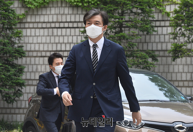 ▲ 조국 전 법무부 장관이 5일 서울중앙지법 형사21부(김미리 부장판사) 심리로 열린 직권남용 혐의 공판에 출석하고 있다. ⓒ박성원 기자