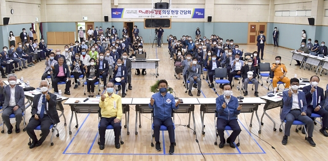 ▲ 이철우 경북도지사가 5일 의성국민체육센터에서 포스트 코로나 대응 민생경제 위기 극복 및 재도약을 위한 ‘다시 뛰자 경북’ 의성군 현장 간담회를 주재했다.ⓒ경북도