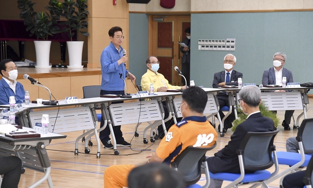 ▲ 간담회에서 전문가들은 최근 주목 받고 있는 반려동물산업과 세포배양 등 바이오소재산업의 연계 필요성과 우수한 전문인력 양성·공급의 중요성을 제시했다.ⓒ경북도