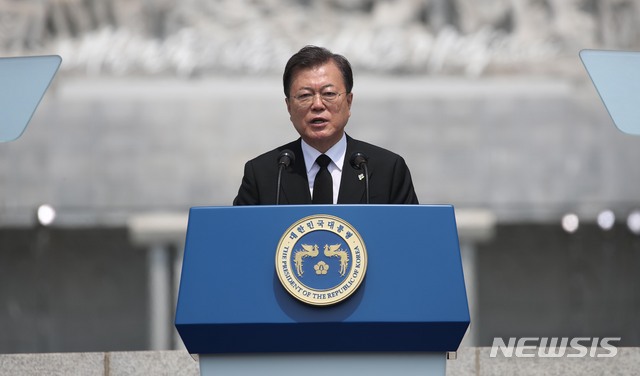 ▲ 문재인 대통령이 6일 대전 유성구 국립대전현충원에서 열린 제65회 현충일 추념식에 참석해 추념사를 하고 있다. ⓒ뉴시스