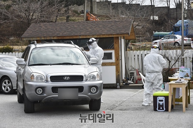 ▲ 한 지방자치단체가 코로나19 검사를 위해 운영하고 있는 드라이브스루 선별진료소.ⓒ뉴데일리 D/B