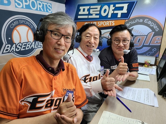 ▲ 설동호 대전시교육감(중앙)은 지난 5일 오후 18시 30분부터 대전 한화생명이글스파크에서 열린 ‘2020 KBO리그’한화이글스 대 NC다이노스 전의 홈경기 일일 캐스터를 맡아 방송을 진행하고 있다.   
ⓒ대전시교육청