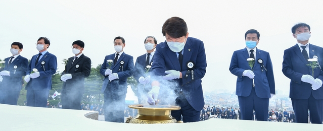▲ 권영진 시장이 충혼탑에서 열린 추념식에서 분향을 하고 있다.ⓒ대구시