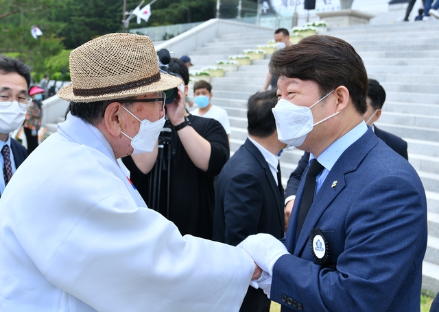 ▲ 권영진 시장이 추념식에서 대구 애국지사를 만나 악수를 나누고 있다.ⓒ대구시
