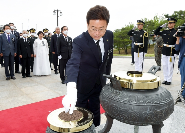 ▲ 이철우 경북도지사가 6일 국립영천호국원에서 ‘제65회 현충일 추념식’에서 분향을 하고 있다.ⓒ경북도