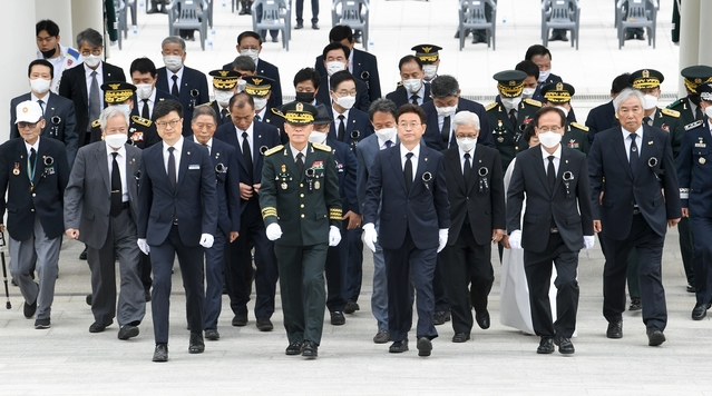 ▲ 이날 추념식에는 이철우 도지사를 비롯해, 황인권 육군제2작전사령관, 장경식 경북도의회 의장, 임종식 경상북도 교육감,  박건찬 경북경찰청장 등 기관단체장과 배선두 애국지사, 국가유공자 유가족, 참전유공자, 군인 등 300여명이 참석했다.ⓒ경북도