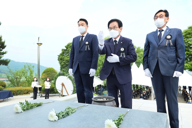 ▲ 이날 행사는 국가유공자 및 유족, 기관·사회단체장 등 약 250여명이 참석해 순국선열 및 호국영령들의 넋을 기렸다.ⓒ칠곡군