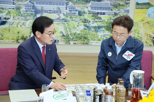 ▲ 백선기 칠곡군수(왼쪽)가 지난 4일 이철우 경북도지사를 만나 주요 현안사업의 조속한 추진을 위한 적극적인 지원을 요청했다.ⓒ칠곡군