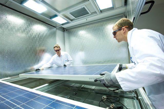 ▲ 한화큐셀 독일 기술혁신센터에서 태양광 모듈 품질을 테스트하고 있다. ⓒ한화큐셀