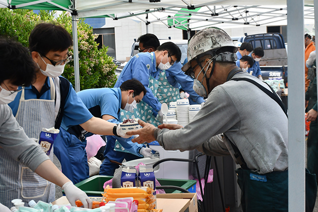 ▲ 포항제철소는 시원한 팥빙수로 무더위 속 직원들을 격려했다.ⓒ포스코