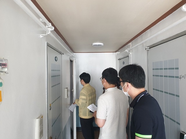 ▲ 경주시는 공무원 3명, 경찰 1명으로 4인 1조 점검반을 구성해 위치추적 앱 자료와 전화 미수신자 등에 대해 불시점검을 지속 실시한다.ⓒ경주시