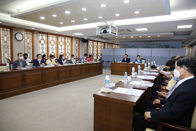 ▲ 성주군은 지난 4일 군청 대회의실에서 ‘성주가야산 황금들녘 메뚜기잡이 체험축제 명품화 계획 연구 용역’ 중간보고회를 개최했다.ⓒ성주군