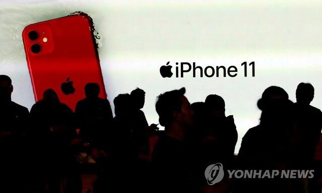 ▲ 사진은 지난해 10월 서울 강남구 신사동 애플 가로수길 매장에서 열린 애플 아이폰11 국내 출시 행사를 찾은 고객과 미디어 관계자들이 아이폰11, 아이폰11 Pro, 아이폰11 Pro Max 제품을 살펴보는 모습.ⓒ연합뉴스