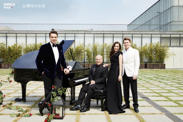 ▲ 'MMCA 라이브' 공연 중인 '오페라의 유령' 주역들, 좌측부터 유령 역의 조나단 록스머스, 월드투어 음악감독 데이빗 앤드루스 로저스, 크리스틴 역의 클레어 라이언, 라울 역의 맷 레이시.ⓒ국립현대미술관, 에스앤코