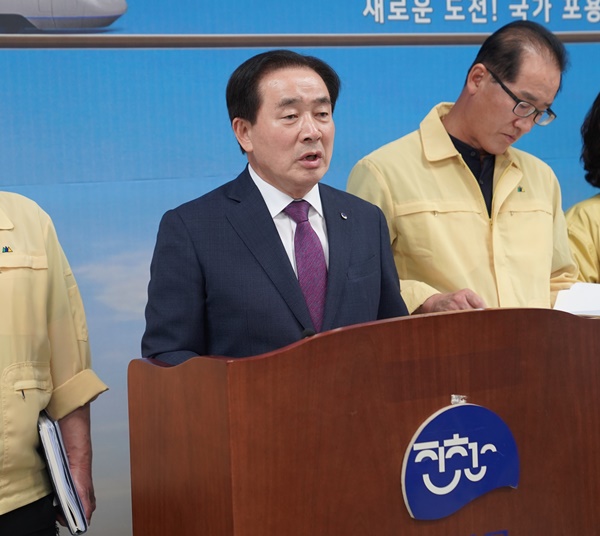 ▲ 송기섭 진천군수가 8일 군청에서 민선7기 전반기 2년의 성과와 후반기 군전 방향을 설명하고 있다.ⓒ진천군