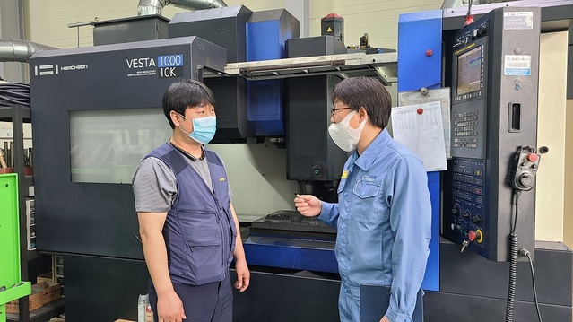 ▲ 포스코인재창조원 컨설턴트가 금형 제작업체인 (주)주한테크 맹준영 대표(왼쪽)에게 공정 모니터링 시스템 도입 후 성과관리 및 현장 인력 배치 노하우를 설명하고 있다.ⓒ포스코