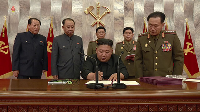 ▲ 지난 5월 24일 노동당 중앙군사위 확대회의 당시 김정은과 각군 수뇌부의 모습. 