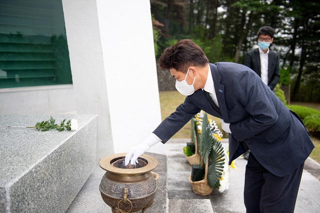 ▲ 이희진 영덕군수는 충혼탑에서 순국선열과 호국영령에 대한 헌화 및 분향을 했다.ⓒ영덕군