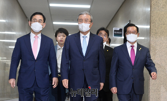 ▲ 김종인 미래통합당 비상대책위원장, 주호영 원내대표, 이종배 정책위의장 등 지도부가 8일 오전 국회에서 열린 비상대책위원회의에 입장하고 있다.ⓒ박성원 기자