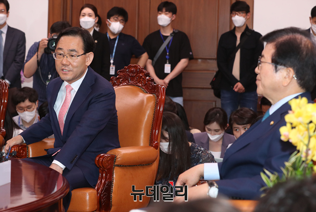 ▲ 8일 오후 국회 의장실에서 '국회 원구성 협상'을 위해 열린 박병석 국회의장과 여야 원내대표 간의 회동. ⓒ이종현 기자