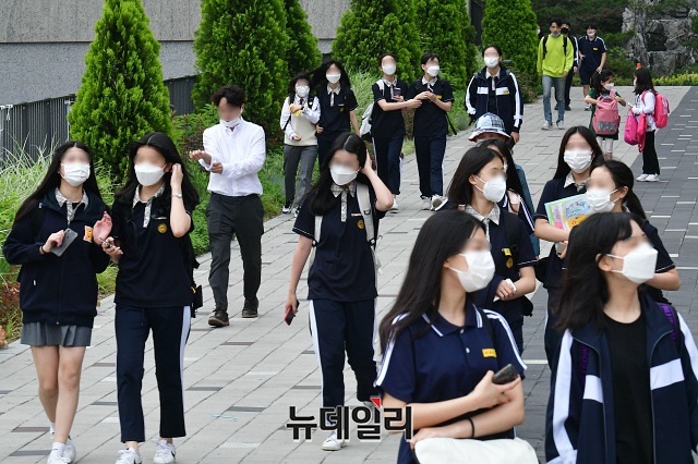 ▲ 8일 중학교 1학년과 초등학교 5~6학년이 일괄 등교하면서 4차에 걸친 전국 유치원과 초·중·고교생의 등교 개학이 마무리됐다. ⓒ권창회 기자