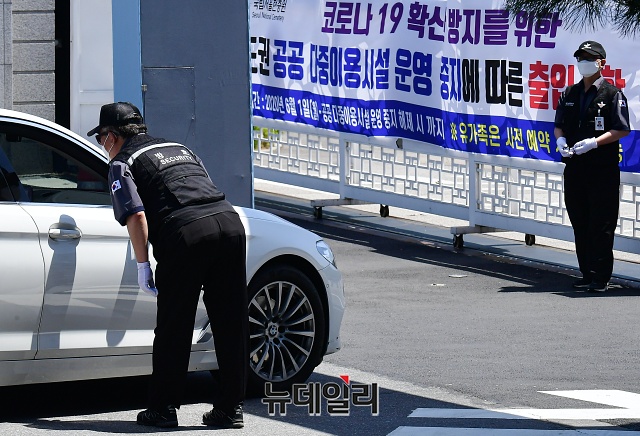 ▲ 국립서울현충원은 '코로나19(중국 우한 폐렴)' 확산 방지를 위해 6월 1일부터 14일까지 사전 예약한 유가족을 제외한 일반 시민 및 참배객의 방문을 제한한다. ⓒ권창회 기자