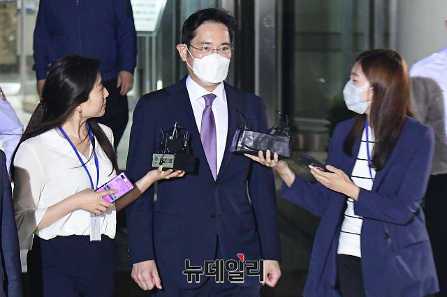 ▲ 지난 8일 오후 서울 서초구 서울중앙지법에서 열린 불법 경영권 승계 영장실질심사를 마친 후 법원을 나서는 이재용 삼성전자 부회장. ⓒ뉴데일리 DB