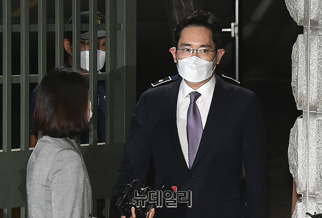 ▲ 경영권 부정 승계 의혹 관련 구속영장이 기각된 이재용 삼성전자 부회장이 9일 오전 경기도 의왕 서울구치소를 나서고 있다.ⓒ뉴데일리DB