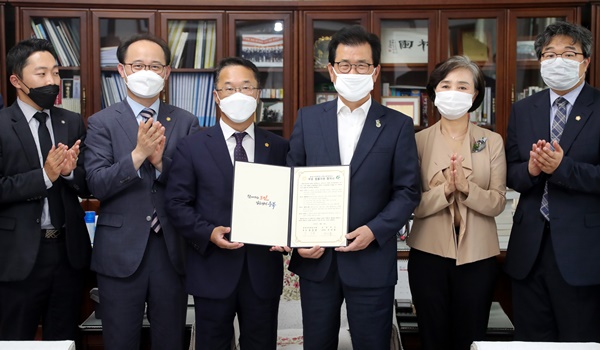 ▲ 충북도와 충북지방변호사회는 9일 충북도지사 집무실에서 코로나19로 야기되는 각종 법률적 분쟁해결에 대해 도민들에게 도움을 주기 위한 무료 법률지원 협약을 체결했다.ⓒ충북도