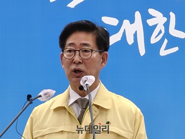 ▲ 양승조 충남도지사가 9일 도청 프레스센터에서 포스트 코로나19 충남산업기반구축을 위해 규제자유특구와 강소특구 지정 추진 등에 대한 입장을 밝히고 있다.ⓒ김정원 기자