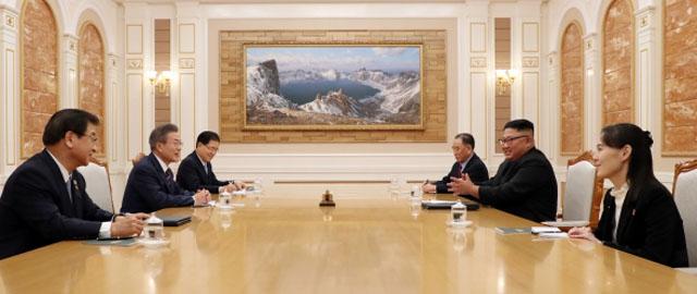 ▲ 2018년 9월 평양 남북정상회담 당시 모습. 김정은 옆으로 김여정과 김영철이 앉아 있다. ⓒ뉴시스. 무단전재 및 재배포 금지.